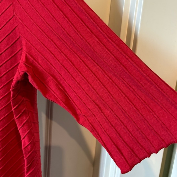 Bright Red V-Neck Ribbed Tunic Top - Picture 2 of 3